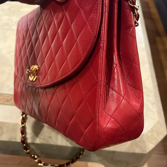 Authentic Chanel Red quilted Diana shoulder handbag - Picture 5 of 17